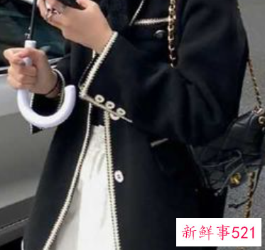 咖色半身裙搭配什么颜色上衣好看