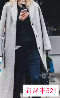 灰色大衣可配浅蓝色毛衣吗