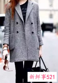 灰色大衣可配浅蓝色毛衣吗