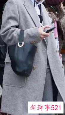 灰色大衣可配浅蓝色毛衣吗