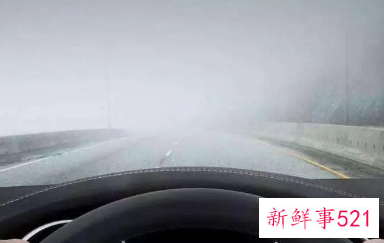 车玻璃都是雾气怎么办