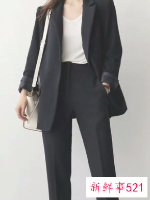 黑色长款西装里面搭配什么衣服