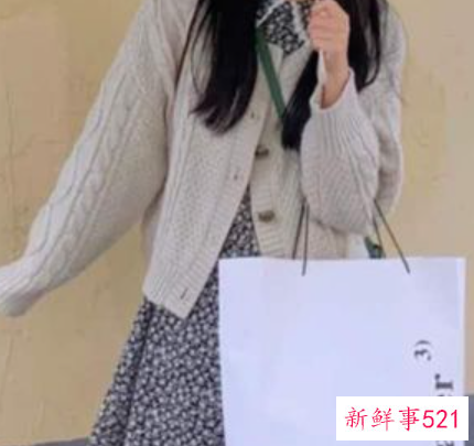 咖色半身裙搭配什么颜色上衣好看