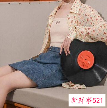 蓝色牛仔裙可以配什么衣服