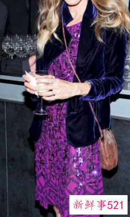 紫色连衣裙配什么颜色袜子