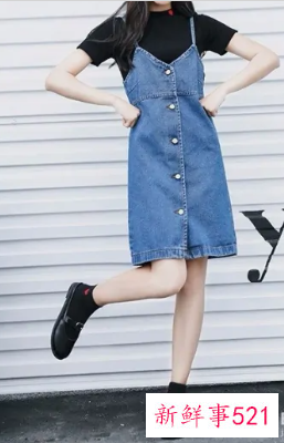 牛仔吊带裙怎么穿