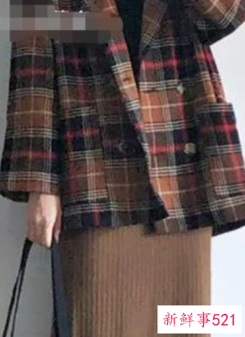 咖色半身裙搭配什么颜色上衣好看