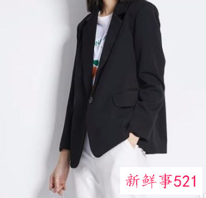 黑色长款西装里面搭配什么衣服