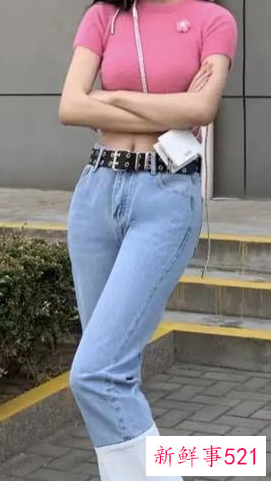 粉色T恤配什么颜色的裤子好看