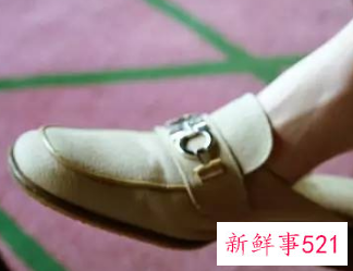 去海边适合穿什么颜色的拖鞋