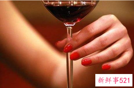 女人睡前喝红酒的说说