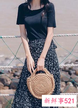 黑色t搭配什么裙子