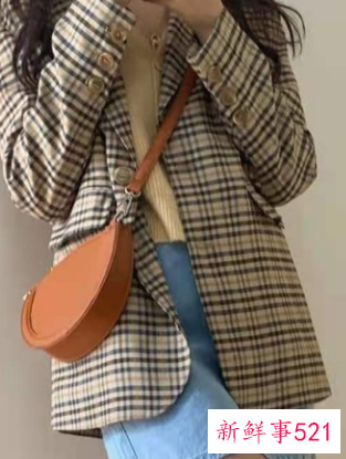 蓝色牛仔裙可以配什么衣服