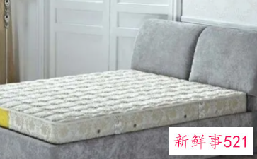 年轻人睡硬床好还是软床垫好