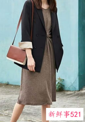 黑色长款西装里面搭配什么衣服