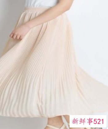 半身裙杏色要搭配什么上衣好