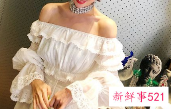 吊带露肩怎么穿