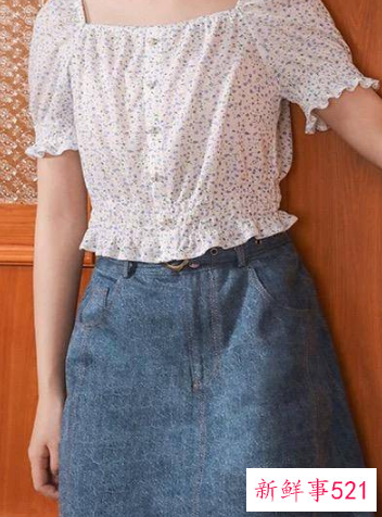 蓝色牛仔裙可以配什么衣服