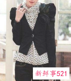 黑色长款西装里面搭配什么衣服