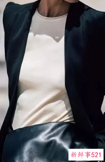 黑色长款西装里面搭配什么衣服