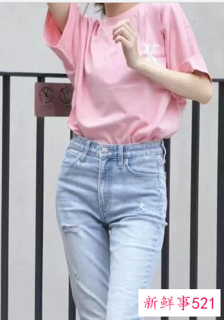 粉色T恤配什么颜色的裤子好看