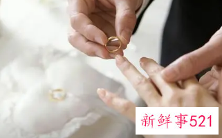 婚外情人索要戒指