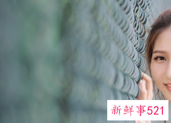 装单纯的女生的表现