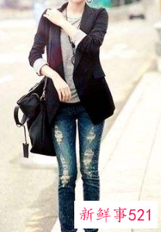 黑色长款西装里面搭配什么衣服