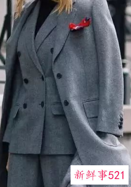 灰色大衣可配浅蓝色毛衣吗