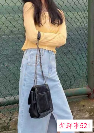 蓝色牛仔裙可以配什么衣服