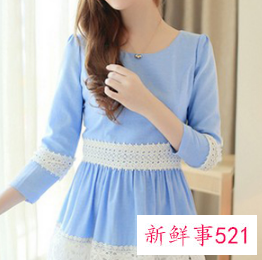 蓝色牛仔裙可以配什么衣服