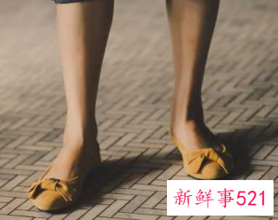 去海边适合穿什么颜色的拖鞋