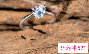 婚外情人索要戒指