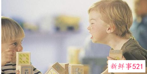 儿子总是打妹妹怎么办