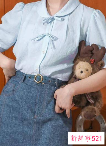 蓝色牛仔裙可以配什么衣服