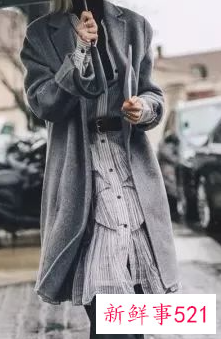 灰色大衣可配浅蓝色毛衣吗