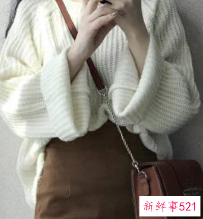 咖色半身裙搭配什么颜色上衣好看