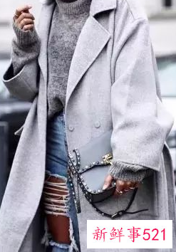 灰色大衣可配浅蓝色毛衣吗