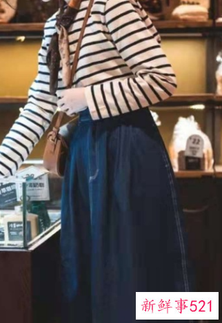 蓝色牛仔裙可以配什么衣服