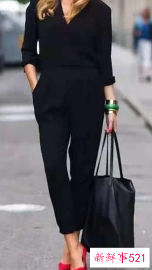 红色铆钉高跟鞋搭配