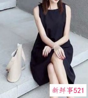 黑色凉鞋搭配什么裙子