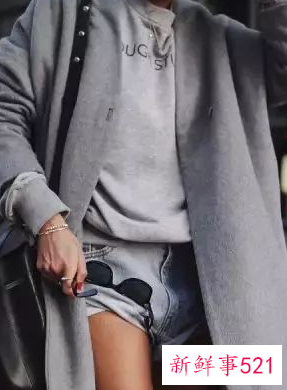 灰色大衣可配浅蓝色毛衣吗