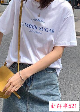 蓝色牛仔裙可以配什么衣服