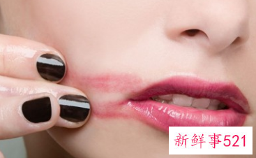 自然唇色让你的嘴唇更加性感