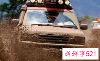 梦见泥泞的路上开车