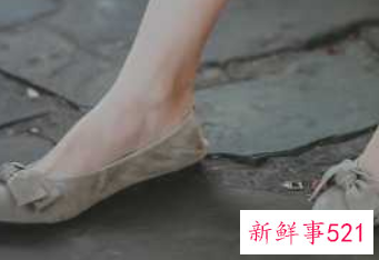 去海边适合穿什么颜色的拖鞋