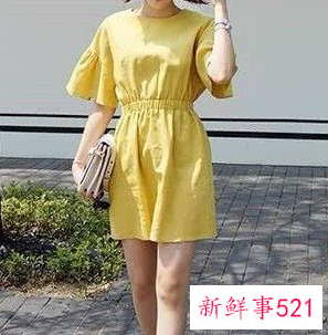 黑色凉鞋搭配什么裙子