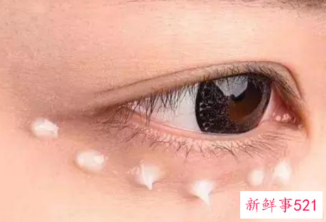 正确抹眼霜方法