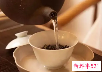 白色皮革上的茶渍