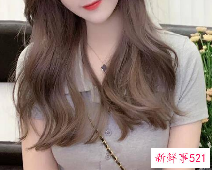 最显皮肤白的发色